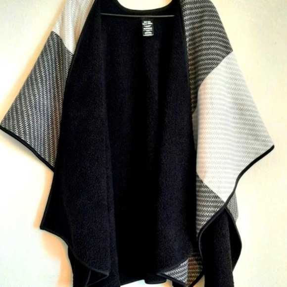Poncho Black Textured. - Picture 2 of 5